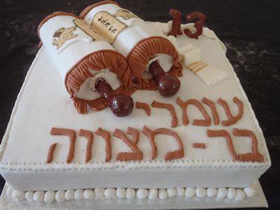 עוגת בר מצווה טלית וספר תורה כעוגה